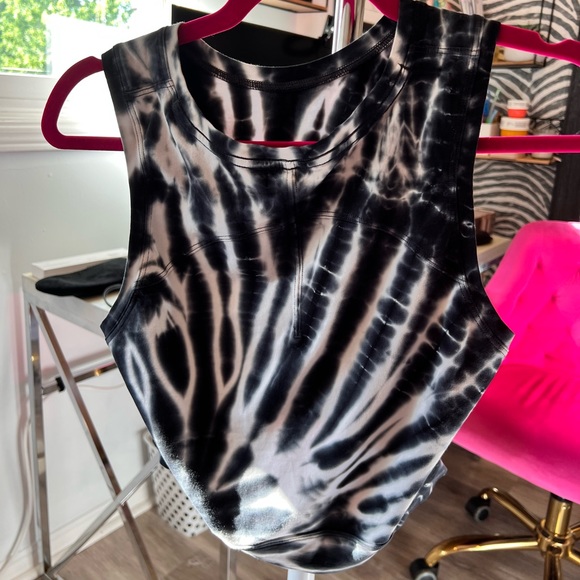 Lululemon LA Cut out top - Picture 3 of 3